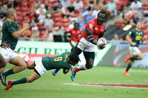 Selvyn Davids of South Africa tackles Collins Injera of Kenya during the 2018 Singapore Sevens Quarter Final match between South Africa and Kenya at National Stadium on April 29, 2018 in Singapore. PHOTO/GETTY IMAGES