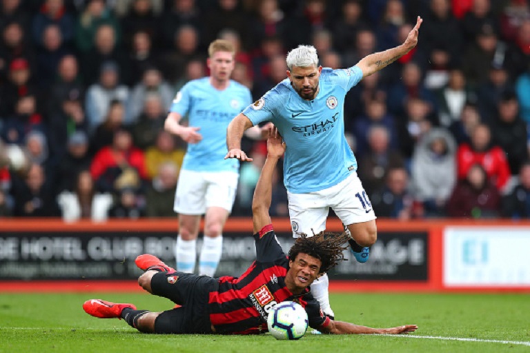 Sergio Aguero of Manchester City is challenged by Nathan Ake of Bournemouth during the Premier League match between AFC Bournemouth and Manchester City at Vitality Stadium on March 02, 2019 in Bournemouth, United Kingdom.PHOTO/GETTY IMAGES