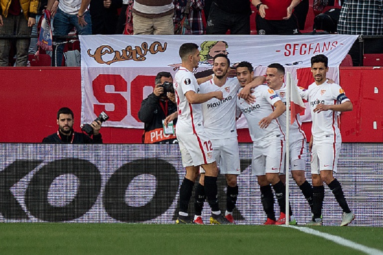 Sevilla's French forward Ben Yedder (C) celebrates with his teammates after scoring during the UEFA Europa League round of 32 second leg football match Sevilla FC vs Lazio Roma at the Ramon Sanchez Pizjuan stadium in Sevilla on February 20, 2019. PHOTO/GettyImages