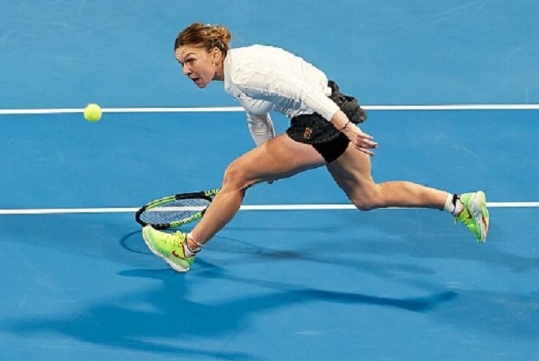 Simona Halep of Romania returns a shot during her match against Elina Svitolina of Ukraine during day five of the Qatar Total Open 2019 at Khalifa International Stadium on February 15, 2019 in Doha, Qatar. PHOTO/GETTY IMAGES