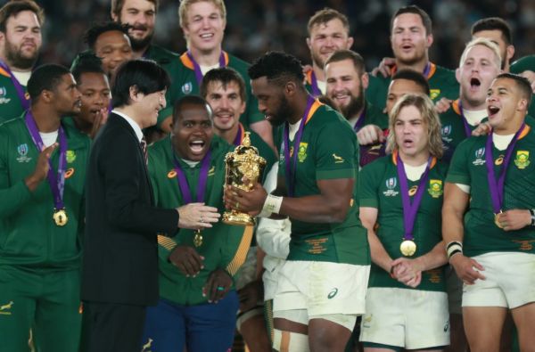 Siya Kolisi of South Africa receives Webb Ellis Cup after winning the Rugby World Cup Japan final match “England VS South Africa” at International Stadium Yokohama in Yokohama City, Kanagawa prefecture on Nov. 2, 2019. South Africa won the match by 32-12 to claim championship. ( The Yomiuri Shimbun ) PHOTO | AFP