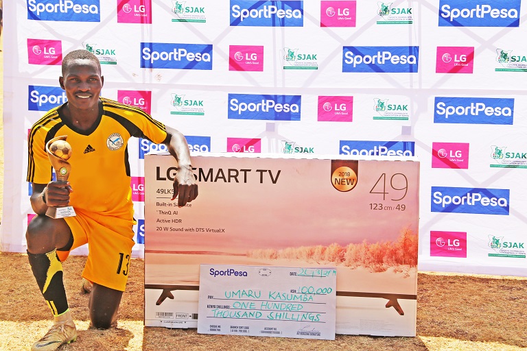 Sofapaka FC striker Umaru Kasumba poses with his SportPesa/SJAK February Player of the Month Award at the Eastleigh High School on Wednesday, March 20, 2019. PHOTO/SPN