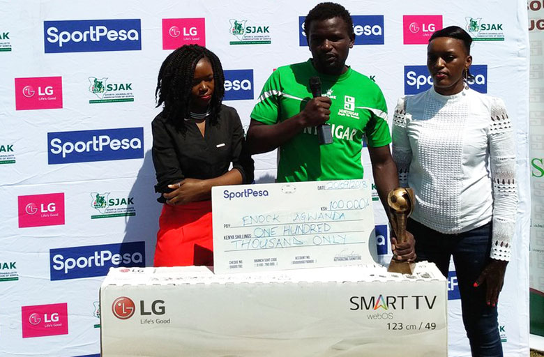 Sony Sugar FC striker, Enock Agwanda (centre) when he received the SportPesa/SJAK Player of the Month Award at the Awendo Green Stadium on September 20, 2018. PHOTO/SPN