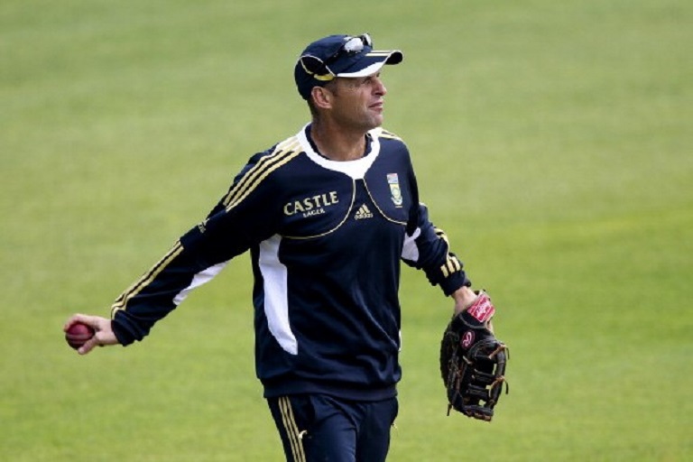 South Africa's head coach Gary Kirsten looks on prior to the second day of the tour match between Somerset and South Africa at the County Ground on July 10, 2012 in Taunton, England.PHOTO/GETTY IMAGES