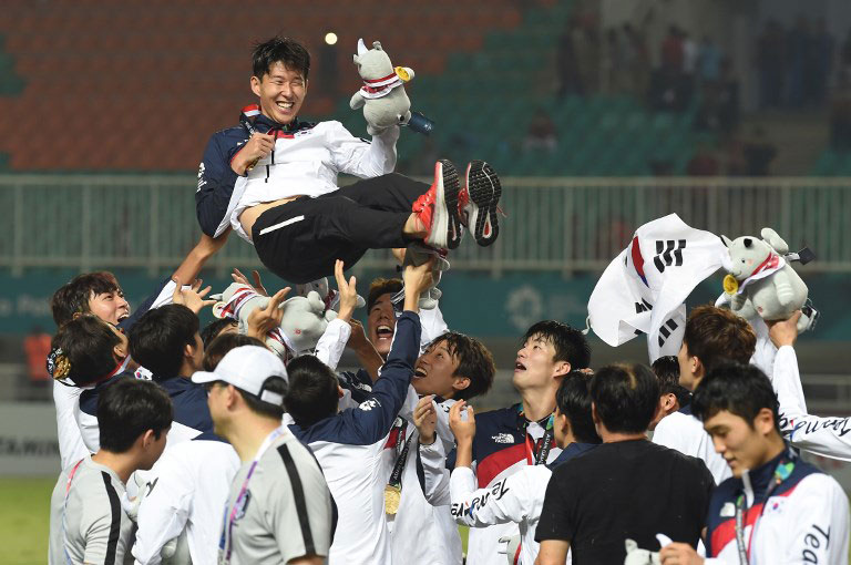 South Korea's players toss their teammate Son Heung-min in the air after the victory ceremony for the men’s football competition at the 2018 Asian Games in Bogor on September 1, 2018. PHOTO/AFP