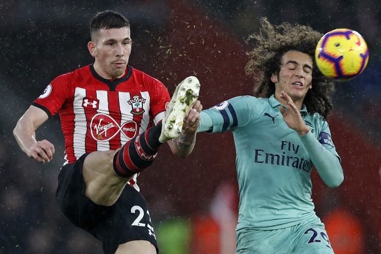 Southampton's Danish midfielder Pierre-Emile Hojbjerg (L) vies with Arsenal's French midfielder Matteo Guendouzi (R) during the English Premier League football match between Southampton and Arsenal at St Mary's Stadium in Southampton, southern England on December 16, 2018. PHOTO/AFP