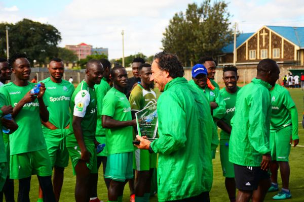 SPL champions Gor Mahia FC head coach, Hassan Oktay, displays his Fidelity Insurance Coach of the Month for April to his players on Thursday, May 24, 2019 at Camp Toyoyo Grounds, Nairobi. PHOTO/Courtesy
