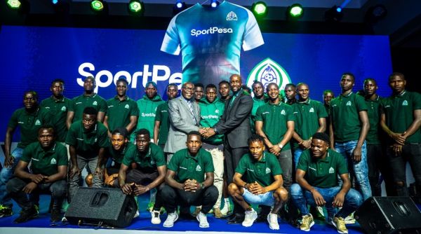 SportPesa CEO Captain Ronald Karauri and Gor Mahia chairman Ambrose Rachier pose with the entire Gor Mahia team after they announced a three-year sponsorship deal. PHOTO | Mike Odinga | SPN