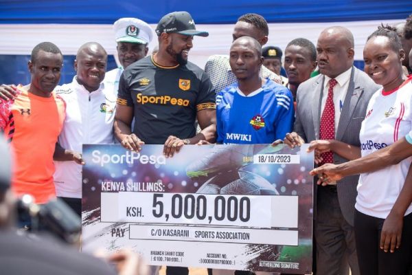 SportPesa CEO Ronald Karauri presents the sponsorship cheque. PHOTO| SportPesa