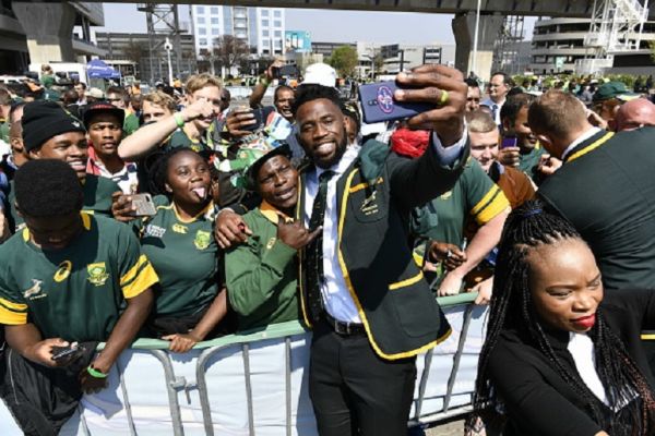 Springbok captain Siya Kolisi takes a selfie with fans during the South African national men's rugby team official send-off at OR Tambo International Airport on August 30, 2019 in Johannesburg, South Africa.PHOTO/ GETTY IMAGES