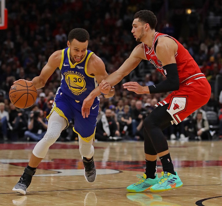 Stephen Curry #30 of the Golden State Warriors moves against Zach LaVine #8 of the Chicago Bulls at the United Center on October 29, 2018 in Chicago, Illinois.PHOTO/AFP