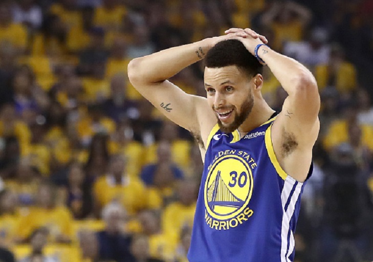 Stephen Curry #30 of the Golden State Warriors reacts after being called for a foul against the LA Clippers during Game Five of the first round of the 2019 NBA Western Conference Playoffs at ORACLE Arena on April 24, 2019 in Oakland, California. PHOTO/GETTY IMAGES