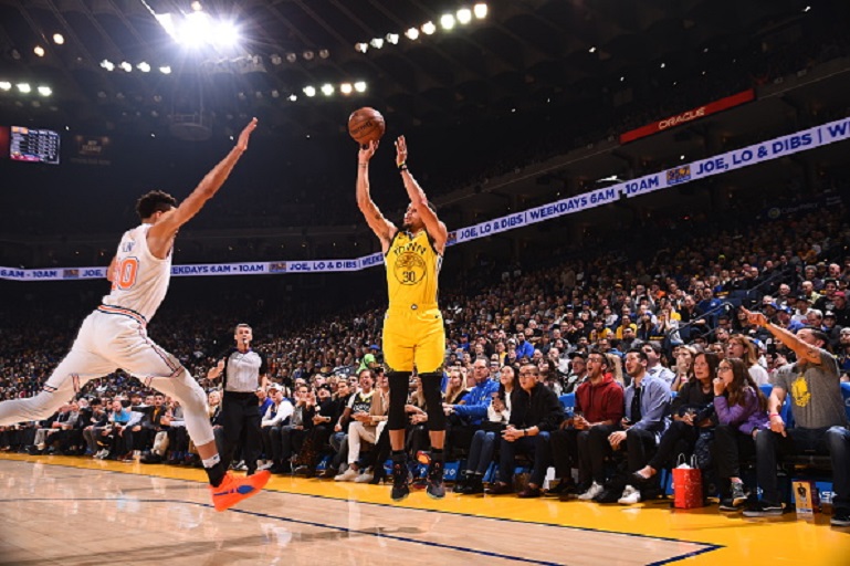 Stephen Curry #30 of the Golden State Warriors shoots the ball against the New York Knicks on January 8, 2019 at ORACLE Arena in Oakland, California. PHOTO/GettyImages