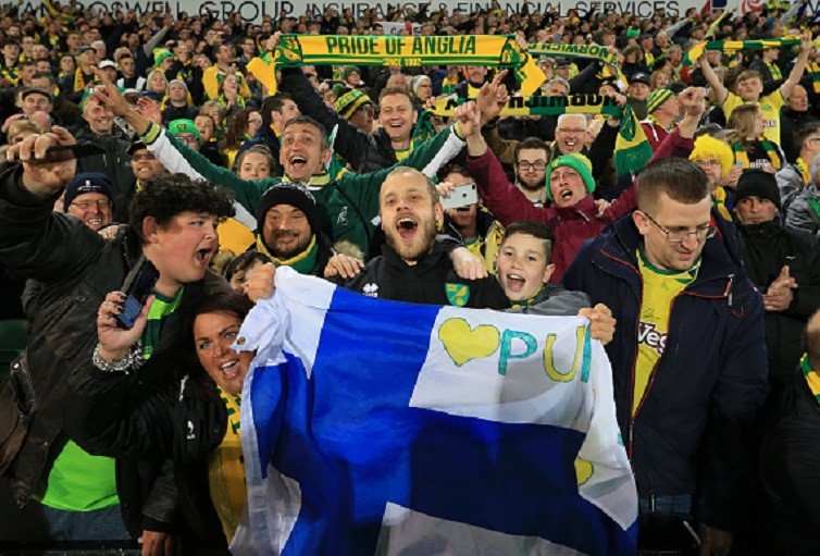 Teemu Pukki of Norwich City celebrates with their fans as his team secure promotion to the Premier League following their victory in the Sky Bet Championship match between Norwich City and Blackburn Rovers at Carrow Road on April 27, 2019 in Norwich, England.PHOTO/GETTY IMAGES