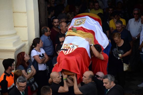 The coffin with the remains of Spanish football player Jose Antonio Reyes, covered with the flags of the village of Utrera and Sevilla FC football team, is carried on shoulders out of the Santa Maria de Mesa church in Utrera, after the funeral for the footballer on June 3, 2019. PHOTO/AFP