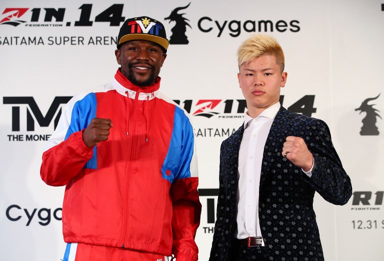 This handout photograph taken by Rizin Fighting Federation on November 5, 2018 shows US boxer Floyd Mayweather Jr. (L) posing with his opponent, Japanese kickboxer Tenshin Nasukawa (R) during a press conference in Tokyo to announce their fight. Boxing superstar Floyd Mayweather Jr said on november 5, 2018.PHOTO/AFP
