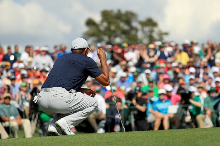 Tiger Woods of the United States lines up a putt on the 18th green during the first round of the Masters at Augusta National Golf Club on April 11, 2019 in Augusta, Georgia.PHOTO/GETTY IMAGES