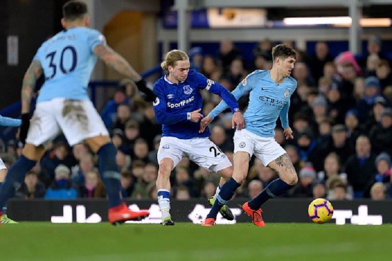 Tom Davies of Everton challenges for the ball with John Stones (R) during the Premier League match between Everton and Manchester Cit at Goodison Park on February 6, 2019 in Liverpool, England. PHOTO/GettyImages