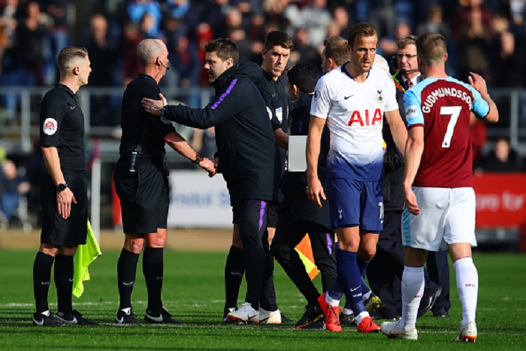 Tottenham Hotspur manager Mauricio Pochettino shakes hand with referee Mike Dean at full-time following the Premier League match between Burnley FC and Tottenham Hotspur at Turf Moor on February 23, 2019 in Burnley, United Kingdom. PHOTO/GettyImages