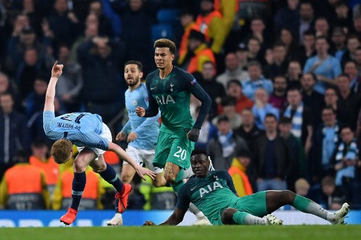 Tottenham Hotspur's Kenyan midfielder Victor Wanyama (R) fouls Manchester City's Belgian midfielder Kevin De Bruyne (R) to get a yellow card during the UEFA Champions League quarter final second leg football match between Manchester City and Tottenham Hotspur at the Etihad Stadium in Manchester, north west England on April 17, 2019. PHOTO/AFP
