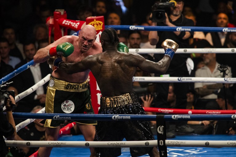 Tyson Fury (L) in action against Deontay Wilder (R) during the 12th round of WBC Heavyweight Championship at the Staples Center in Los Angeles, California on December 01, 2018.PHOTO/AFP