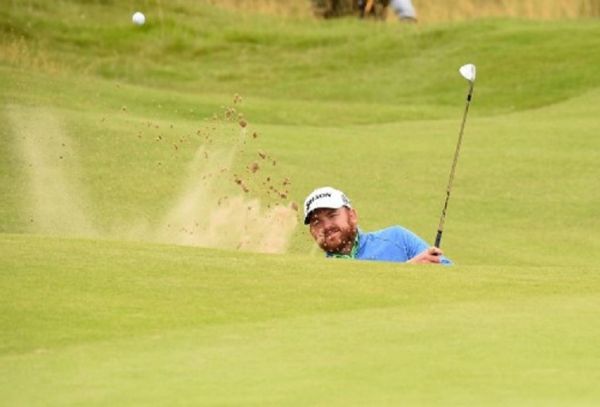 US golfer J.B. Holmes plays a shot on the 7th hole during the second round of the British Open golf Championships at Royal Portrush golf club in Northern Ireland on July 19, 2019.PHOTO/AFP