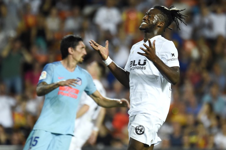 Valencia's Belgian forward Michy Batshuayi reacts after missing a goal opportunity during the Spanish League football match between Valencia and Atletico Madrid at the Mestalla Stadium in Valencia on August 20, 2018.PHOTO/AFP