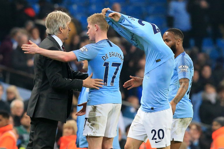 West Ham United's Chilean manager Manuel Pellegrini (L) speaks with Manchester City's Belgian midfielder Kevin De Bruyne and Manchester City's English midfielder Raheem Sterling (R) after the English Premier League football match between Manchester City and West Ham United at the Etihad Stadium in Manchester, north west England, on February 27, 2019. Manchester City won the game 1-0. PHOTO/AFP