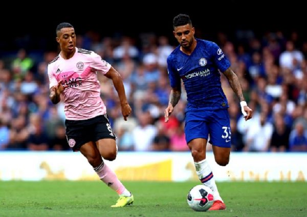 Youri Tielemans of Leicester City and Emerson Palmieri of Chelsea FC both chace for the ball during the Premier League match between Chelsea FC and Leicester City at Stamford Bridge on August 18, 2019 in London, United Kingdom. PHOTO/ GETTY IMAGES