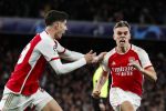 Arsenal grind out Man Utd win to go top of the Premier League