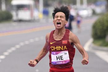 Kenyan runner reveals why he controversially let Chinese man win Beijing marathon