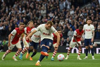 Harry Kane Canes 10-Man Arsenal To Keep Top Four Race Alive